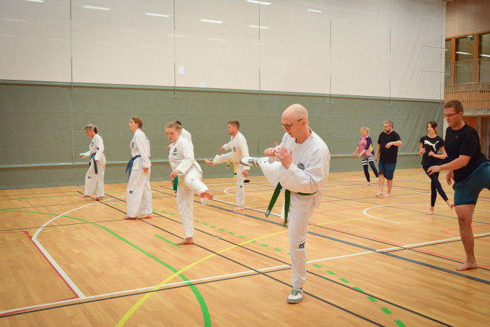 Foreldre og barn trener samtidig i Søreidehallen. Foto: Kristoffer B. Fürstenberg